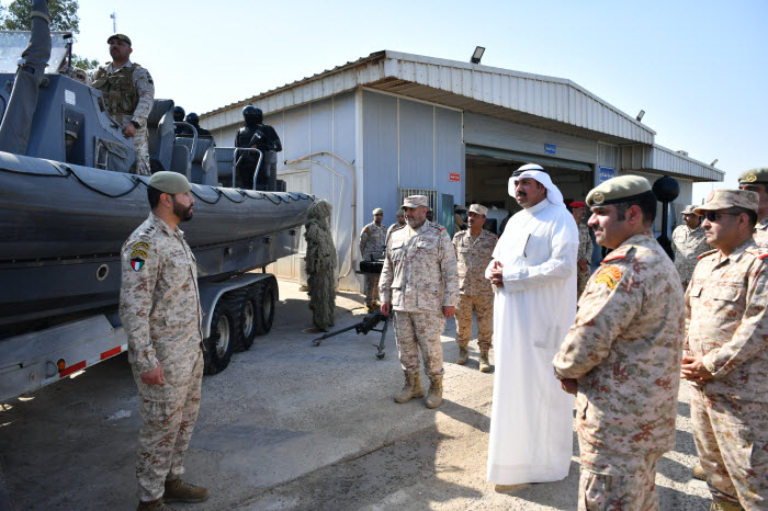 وزير الدفاع خلال زيارة قاعدة محمد الأحمد البحرية: أقصى درجات اليقظة والجاهزية 